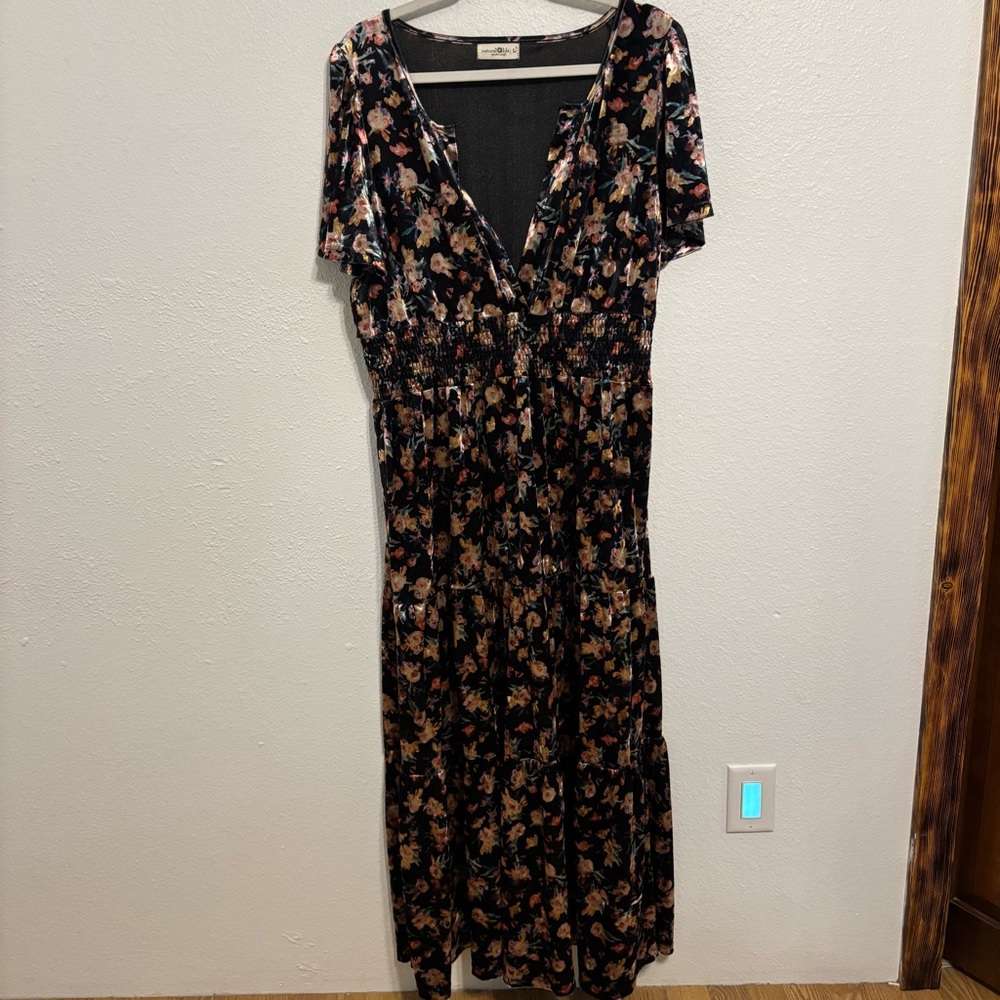 Natural life dress size L black floral velvet short sleeve chic